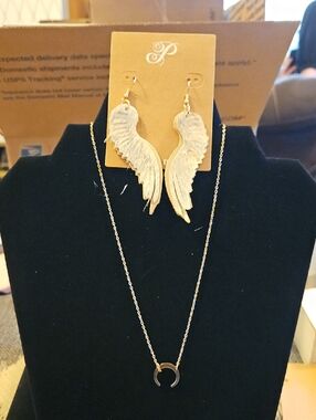Plunder Gold-Tone Cream Wing Dangle Earrings And Gold Tone Neclace